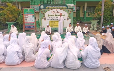 Jumat Mubarokah Penuh Hikmah di Lapangan Sekolah