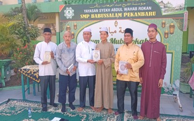 Jumat Mubarokah yang Istimewa, Santri SMP Babussalam Terima Wakaf Al-Qur'an