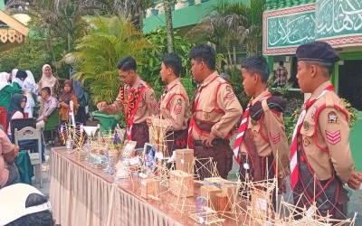 Tim Pramuka SMP Babussalam Tampilkan Presentasi Hasta Karya di Hadapan Orang Tua